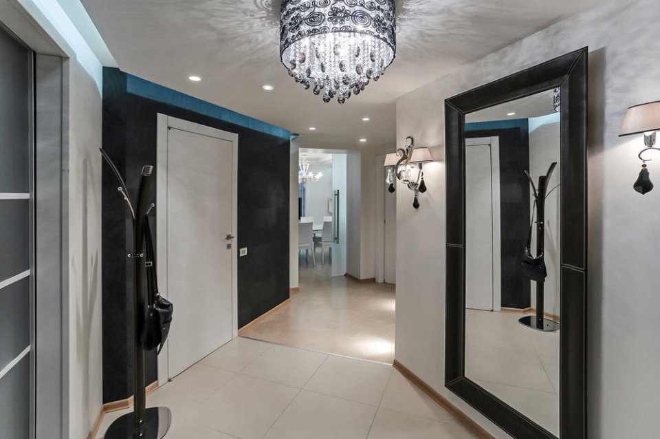 Organization of lighting in the hallway with a large mirror