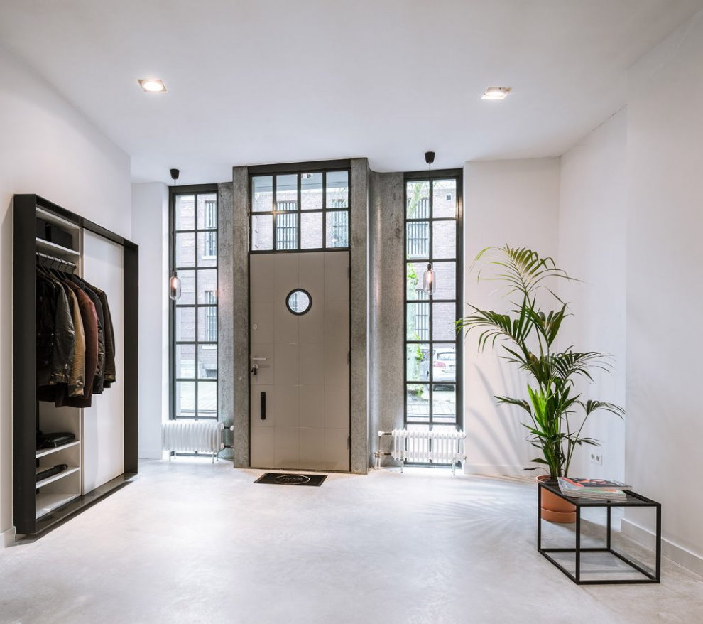 Large entrance hall in a mixed style