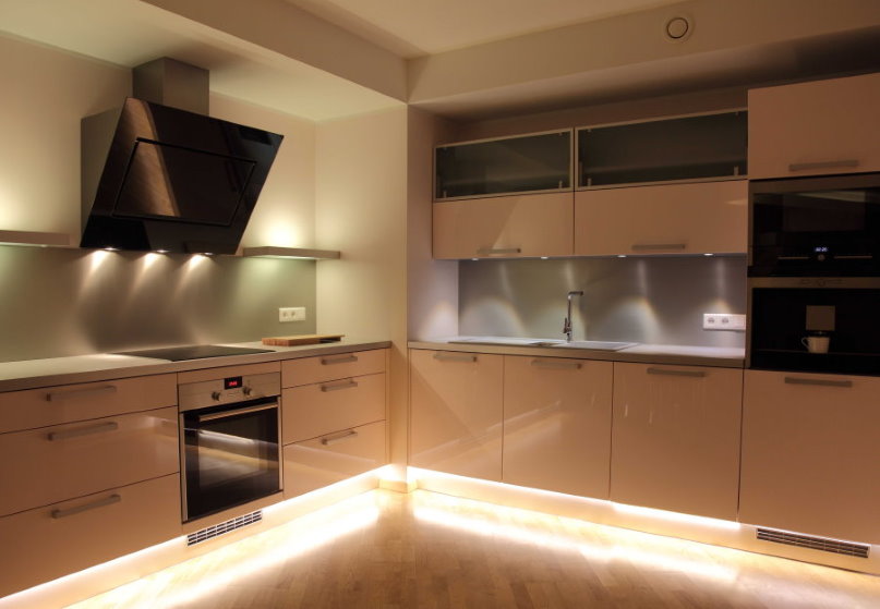 Projecteur des luminaires sous les armoires de cuisine