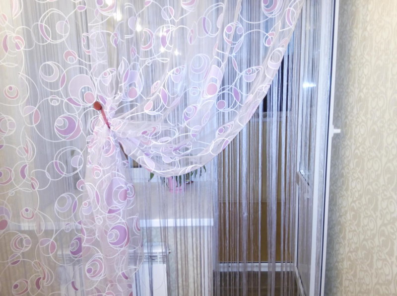 Décoration de fenêtre avec porte de balcon, tulle et mousseline