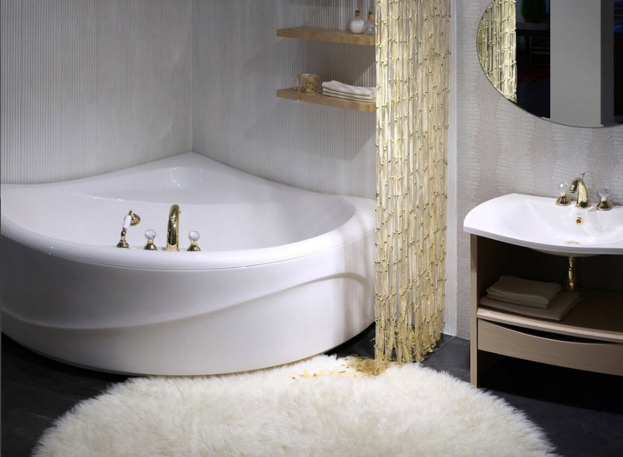 Comfortable acrylic bathtub