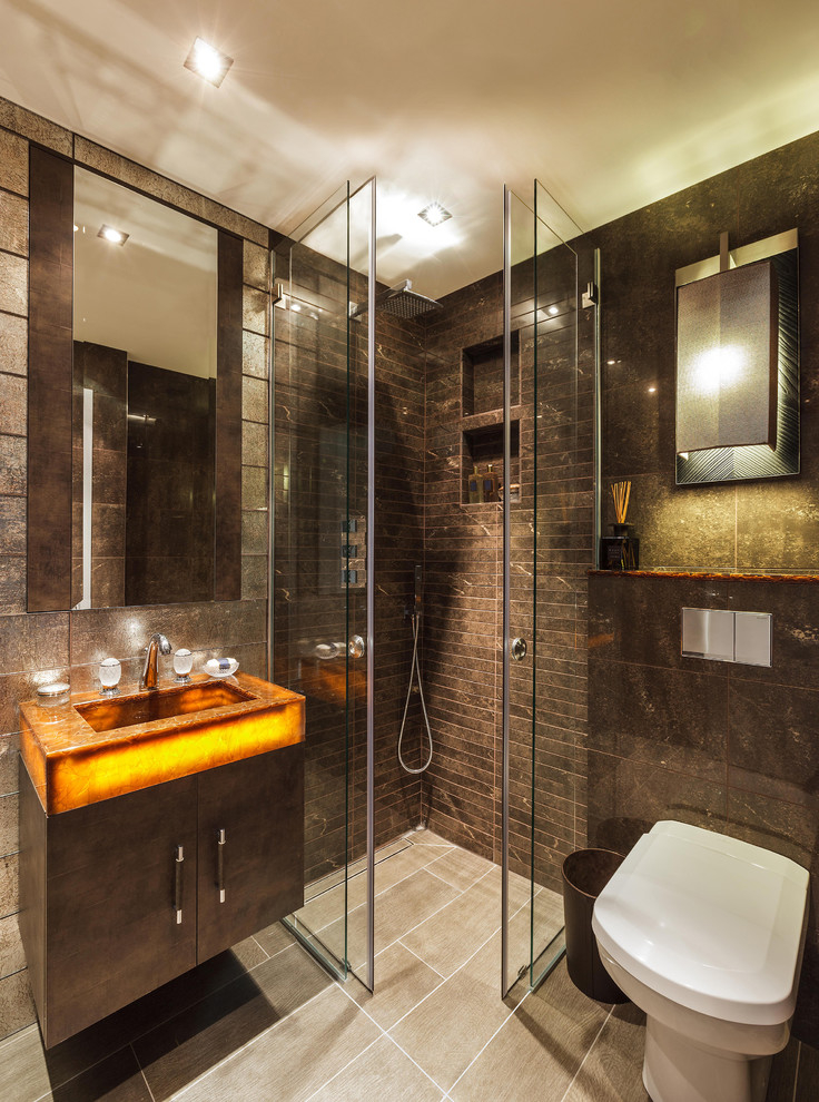 Corner shower in the bathroom area of ​​4 sq m