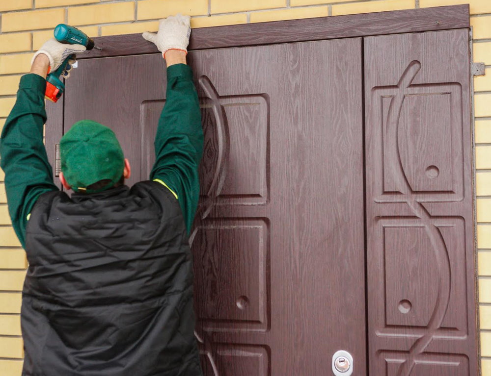 Installation de plateaux sur la porte d'entrée