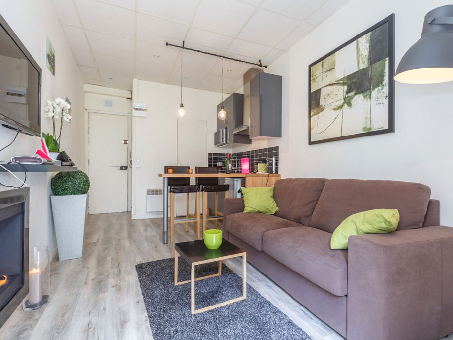 Canapé direct dans la pièce étroite de l'appartement