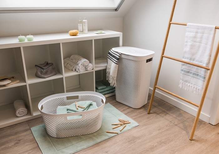 panier à linge en plastique dans la salle de bain