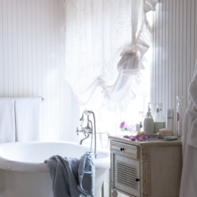 Intérieur de la salle de bain avec grande fenêtre.