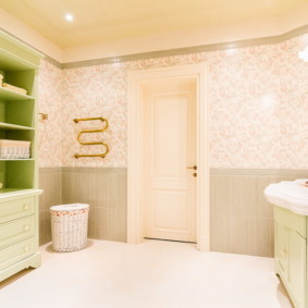 Salle de bain lumineuse aux couleurs pastel