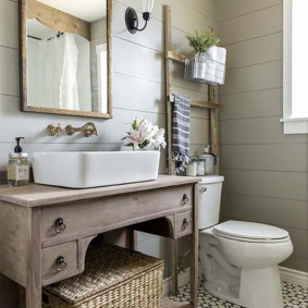 Armoire en bois sous le lavabo