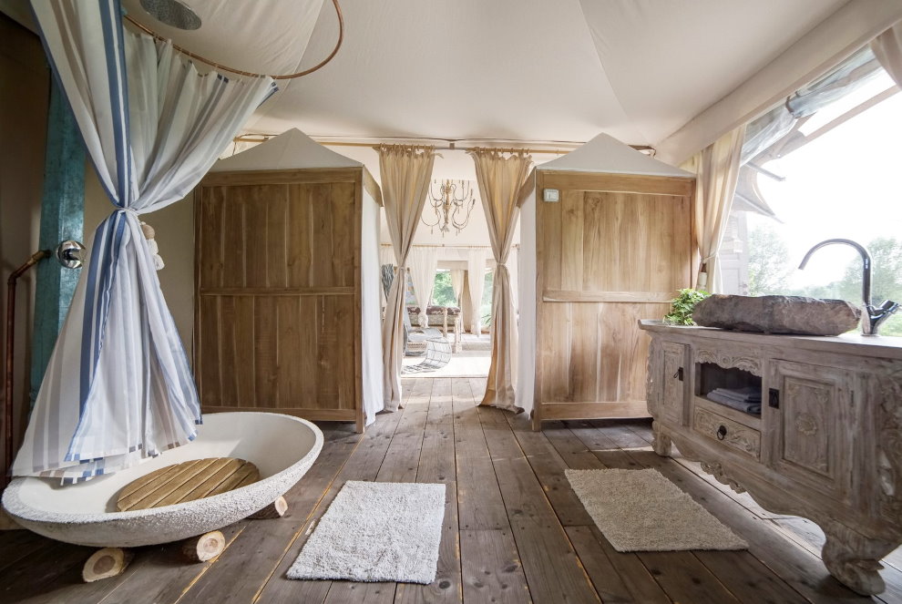 Plateau en pierre de style provençal dans la salle de bain