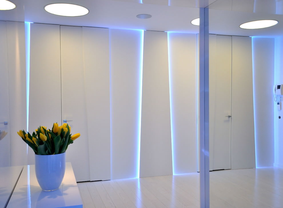 Couloir lumineux d'un appartement de style high-tech