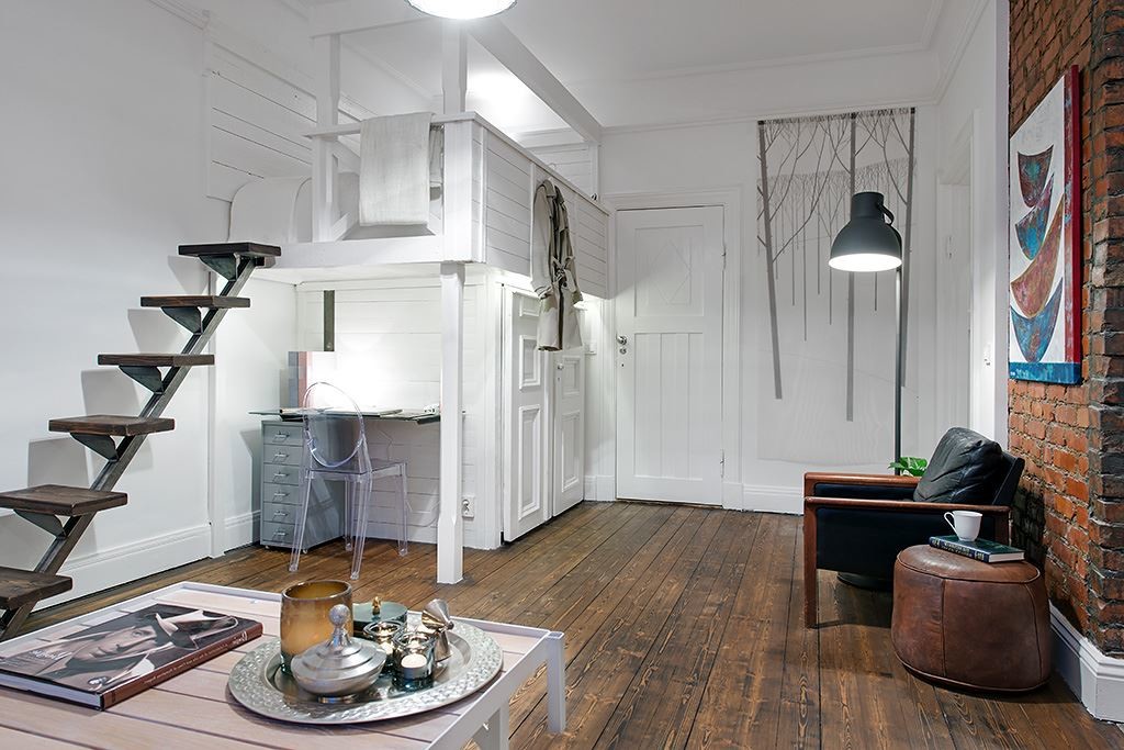 Lit de couchage au deuxième étage dans un appartement avec un haut plafond