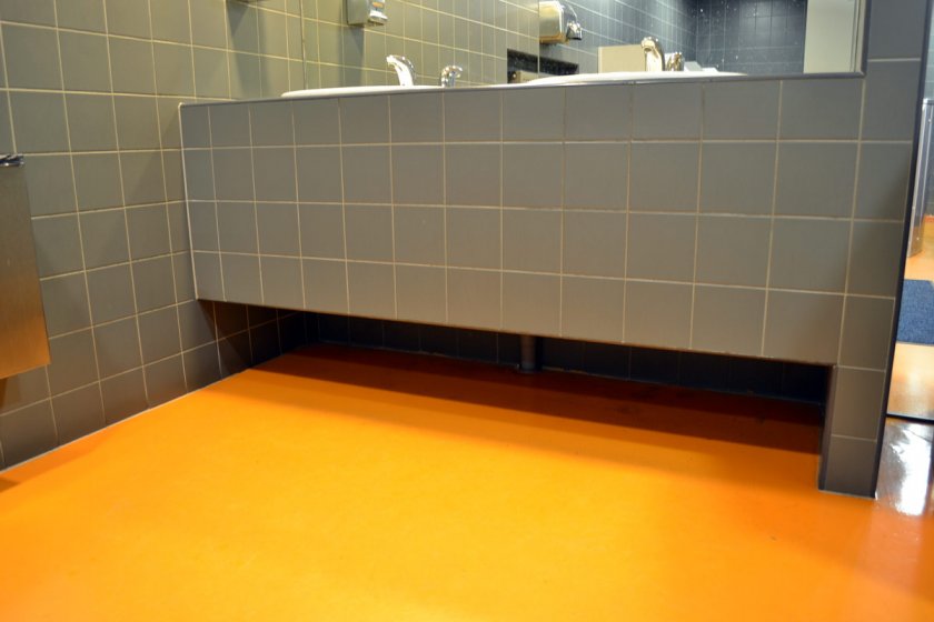 Plancher en vrac orange dans la salle de bain