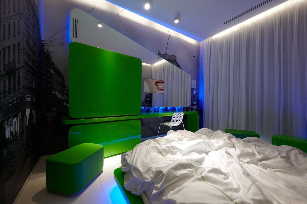 Couleur verte à l'intérieur d'une chambre high-tech