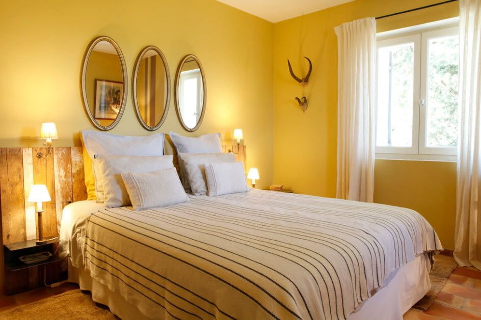 photo intérieure de la chambre jaune