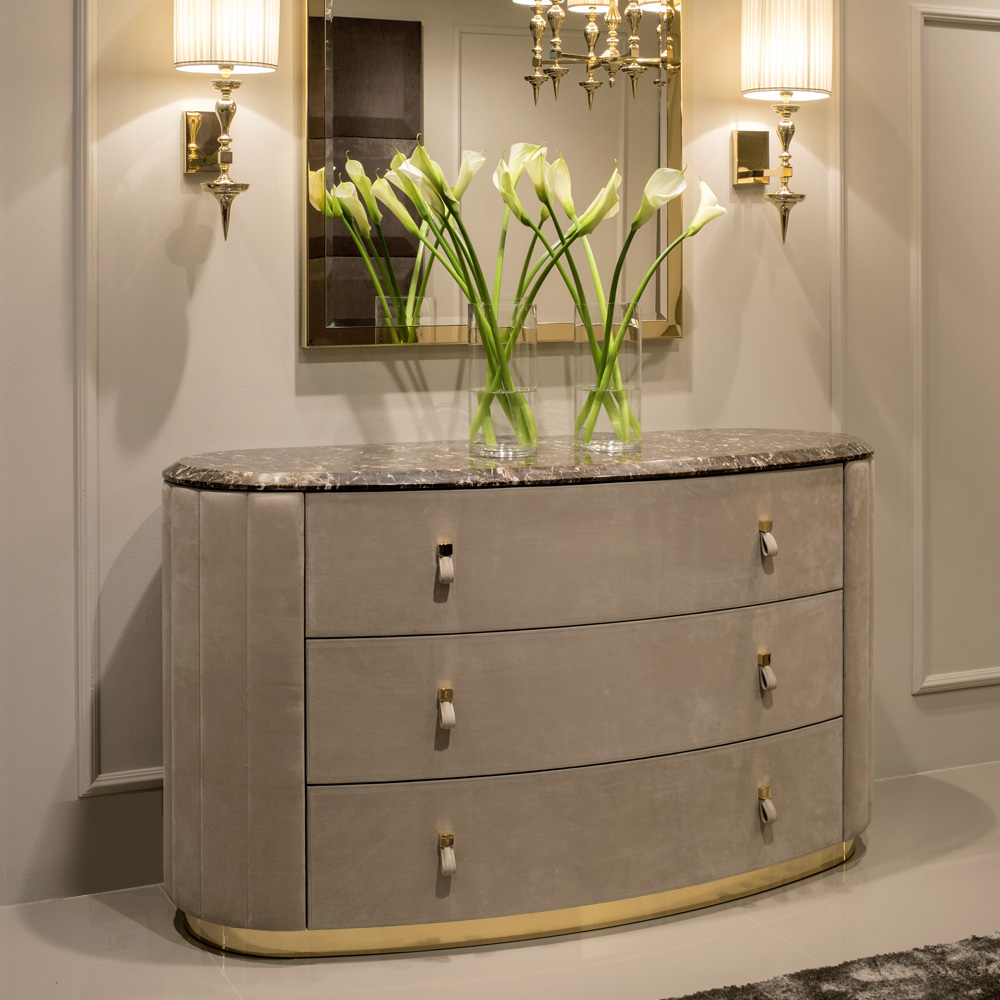 commode radiale avec miroir dans la chambre