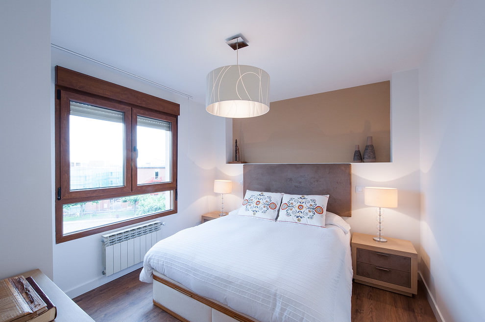 Plafond blanc pour peindre dans une petite chambre