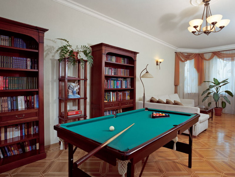 Salle de billard à l'intérieur d'un appartement de trois pièces