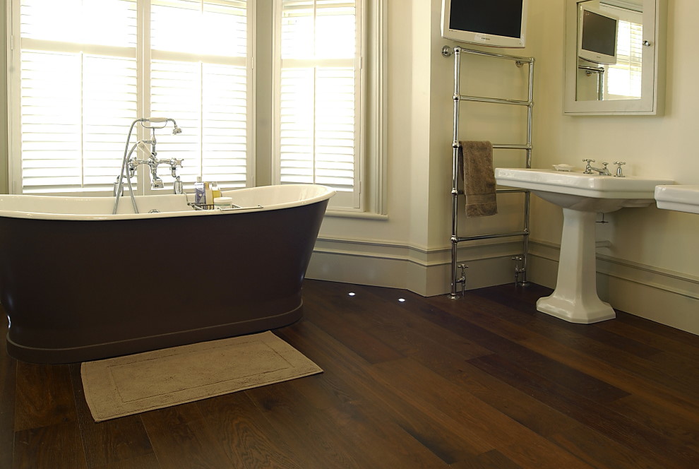 Plancher de bois stratifié dans la salle de bain