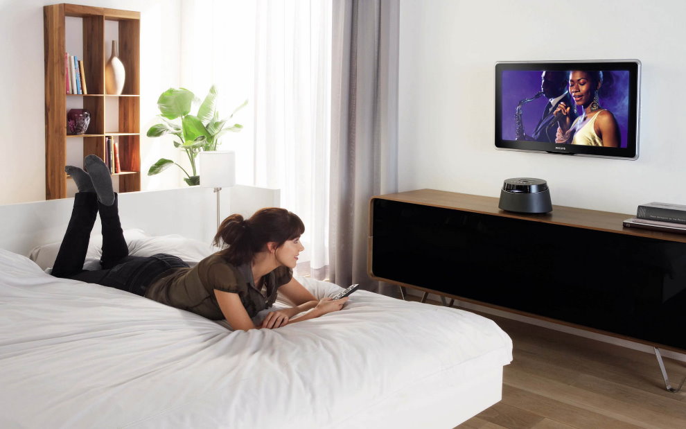 Emplacement correct du téléviseur sur le mur de la chambre pour la fille