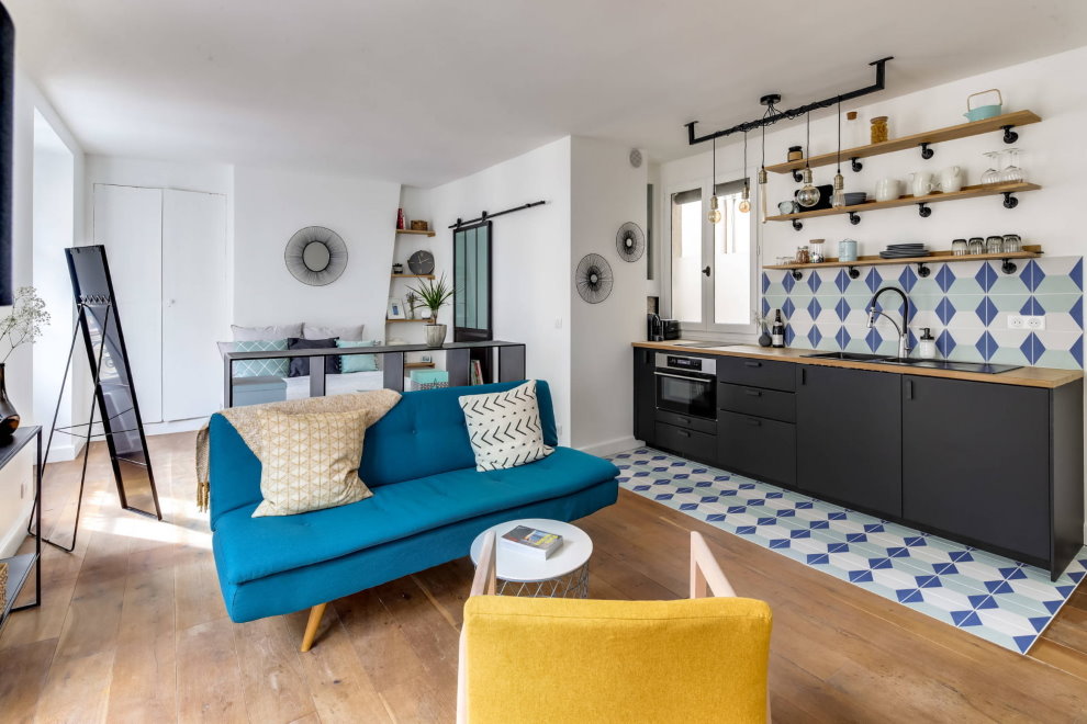 Canapé bleu dans un studio de 38 m²