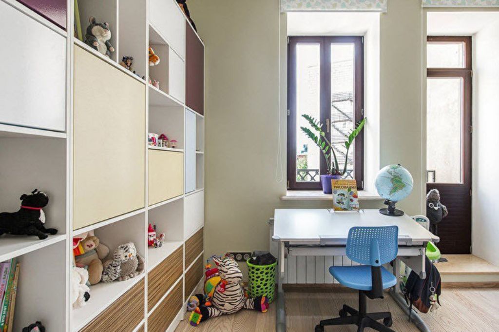 chambre d'enfants avec espace de travail