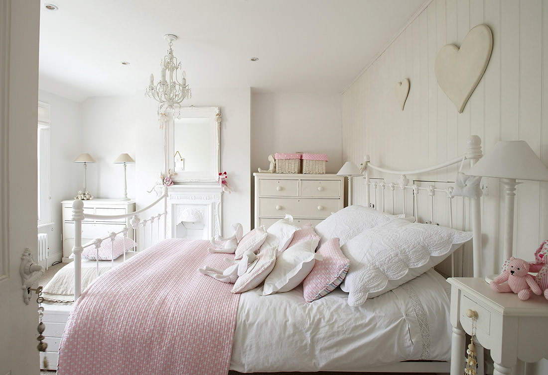 conception de la chambre pour une fille des couleurs claires