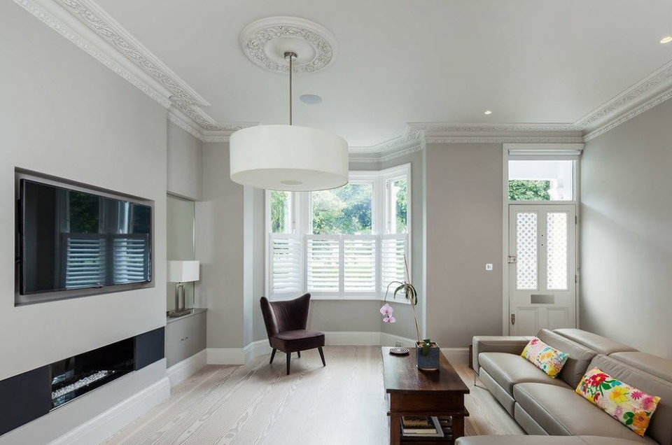 Small bay window in a minimalist style living room