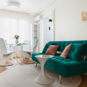 Salon compact dans l'appartement