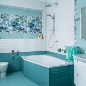 Carreaux turquoise dans la salle de bain