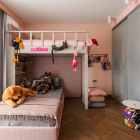 Portes d'armoire grises dans une chambre d'enfant