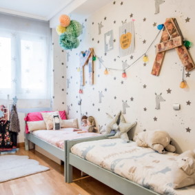 Chambre d'enfant étroite pour deux filles