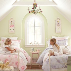 Enfants heureux dans leur chambre