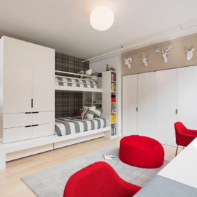 Chaises rouges dans une salle blanche