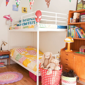 Une guirlande de drapeaux dans une chambre d'enfant