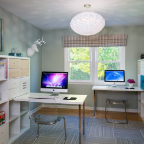 Tables d'ordinateur dans une chambre d'enfant