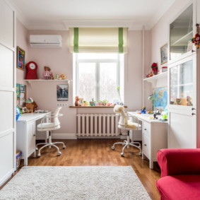 Chambre d'enfant à fenêtre unique pour deux filles