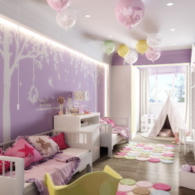 Ballons sous le plafond d'une chambre d'enfant