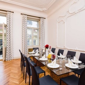 Salle à manger avec accès au balcon de l'appartement