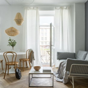 Chaises en bois à la table de la cuisine