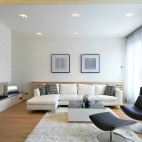 Plafond blanc dans le salon