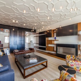 Plafond en relief dans l'appartement d'une maison à panneaux