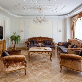 Parquet naturel dans la chambre de style classique