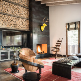 Bois de chauffage en chêne dans le hall d'une maison de campagne