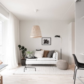 Chambre lumineuse avec rideaux blancs