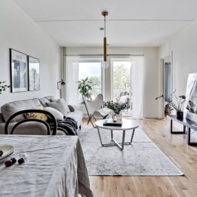 Intérieur scandinave dans un appartement de maison de panneau