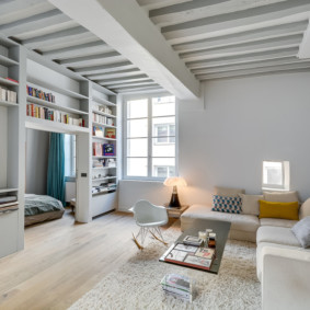 Plafond en bois dans le salon