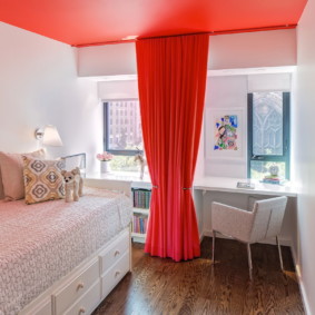 Plafond rouge dans une chambre d'enfant