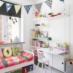 Une guirlande de drapeaux dans une chambre d'enfant