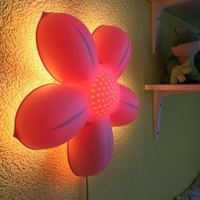 Lampe de nuit murale avec boîtier en plastique