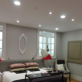 Plafond lisse avec éclairage intégré